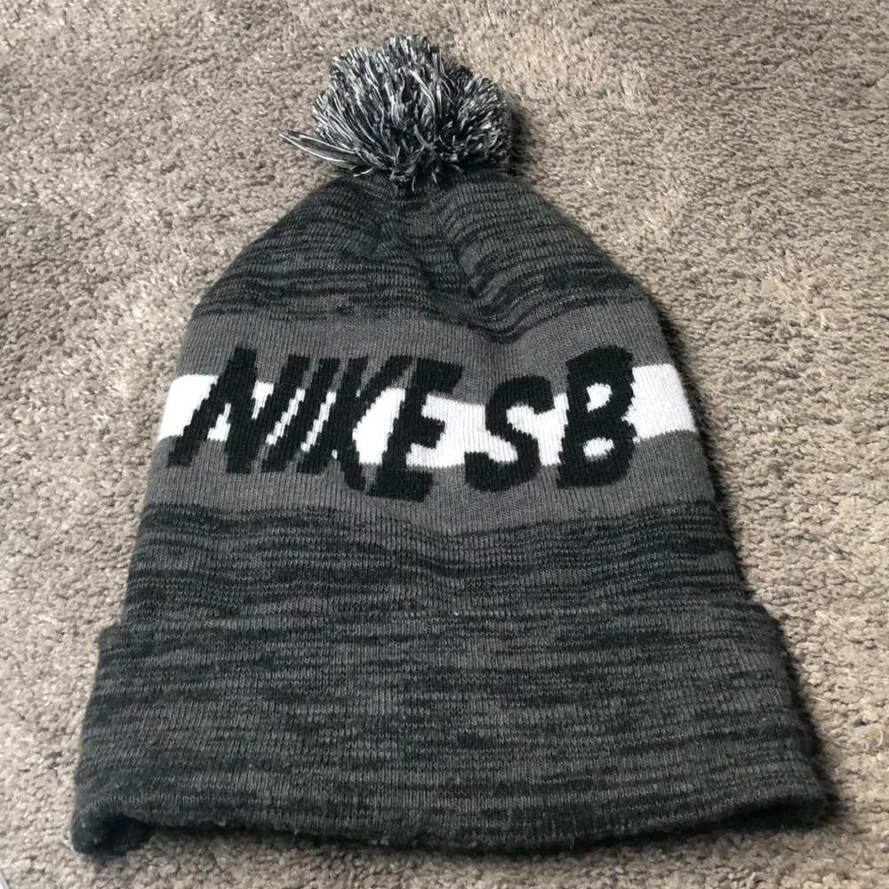 Black and white Nike Sb skully